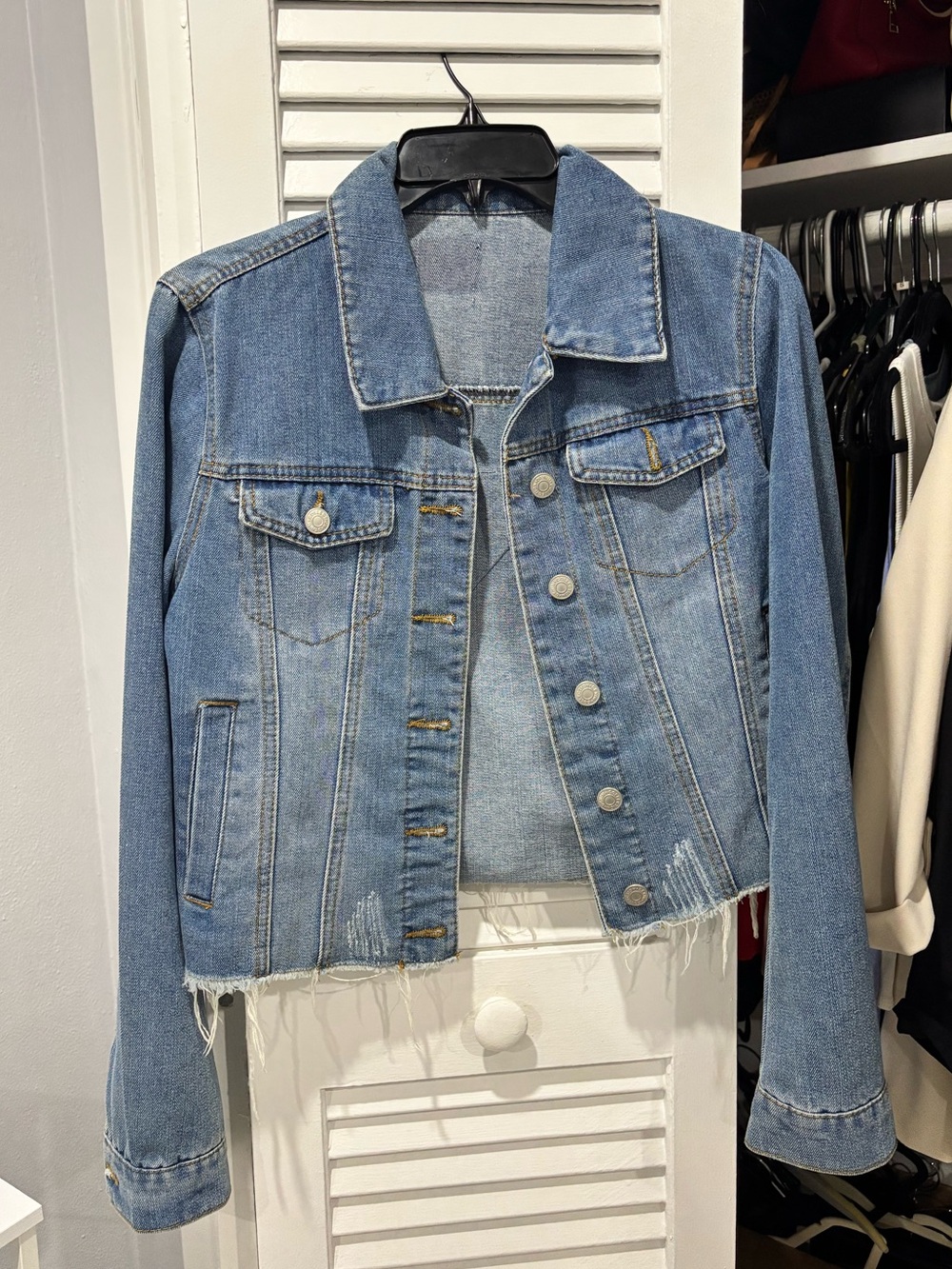 CLASSIC 😍‼️ Crop Fit Denim Jacket with ICONIC Patch ❤️‍🔥
